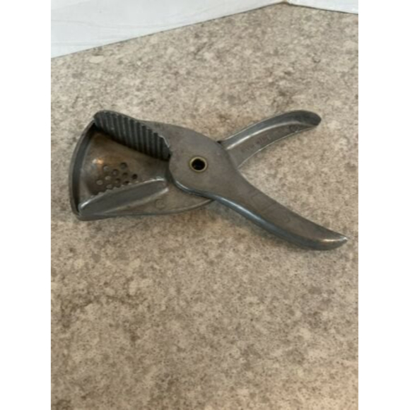 Vintage Irvin Ware Aluminum Hand Held Citrus Juicer Strainer Lemon Lime Squeezer - Picture 1 of 5